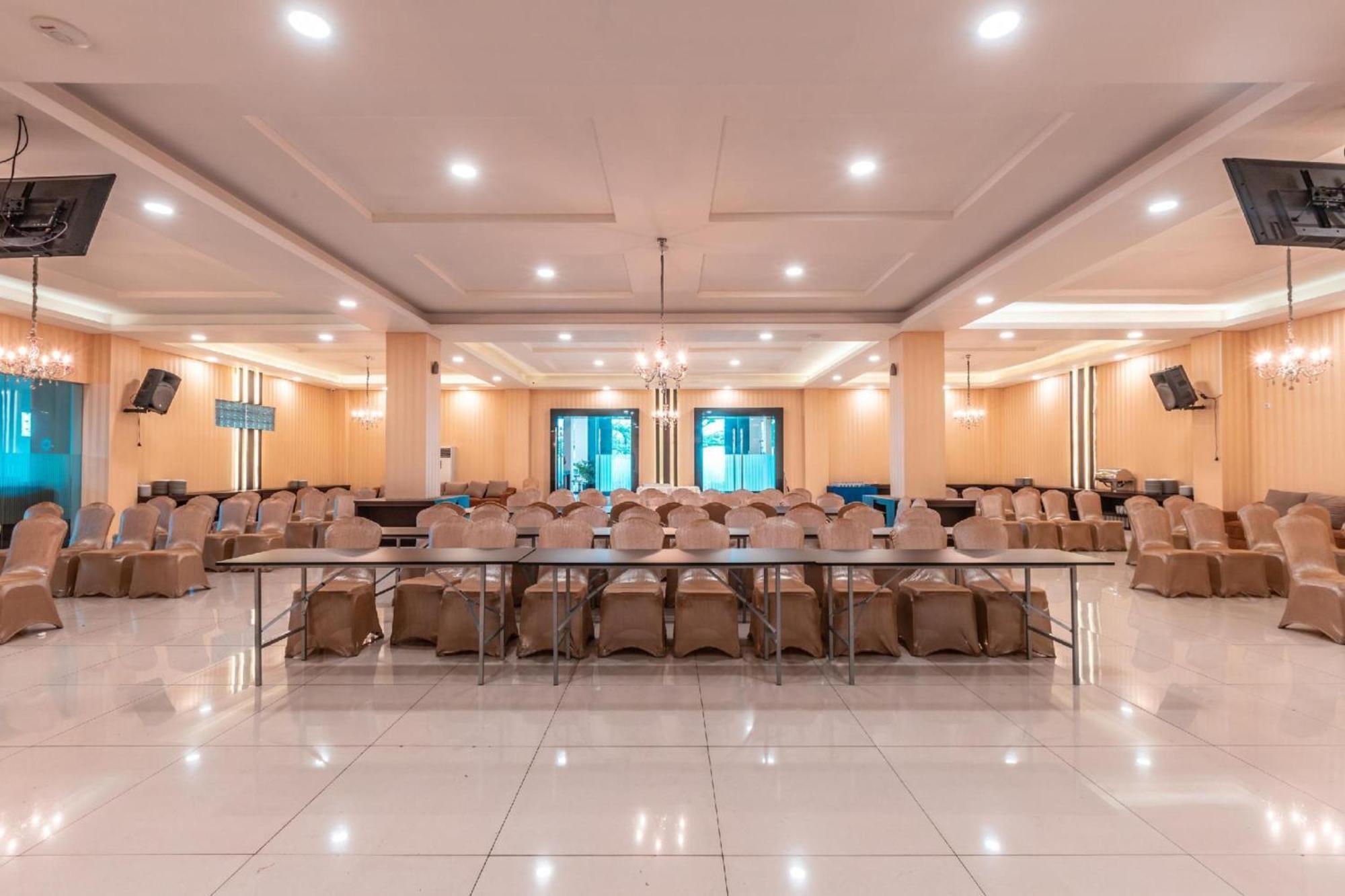 Collection O Hotel Igloo Bekasi Bagian luar foto