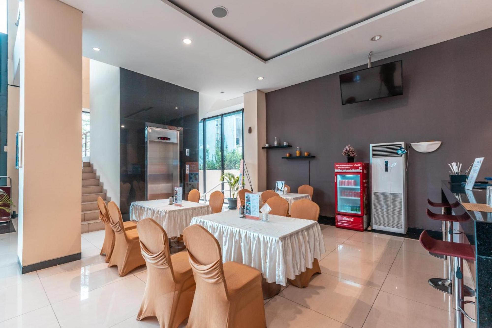 Collection O Hotel Igloo Bekasi Bagian luar foto
