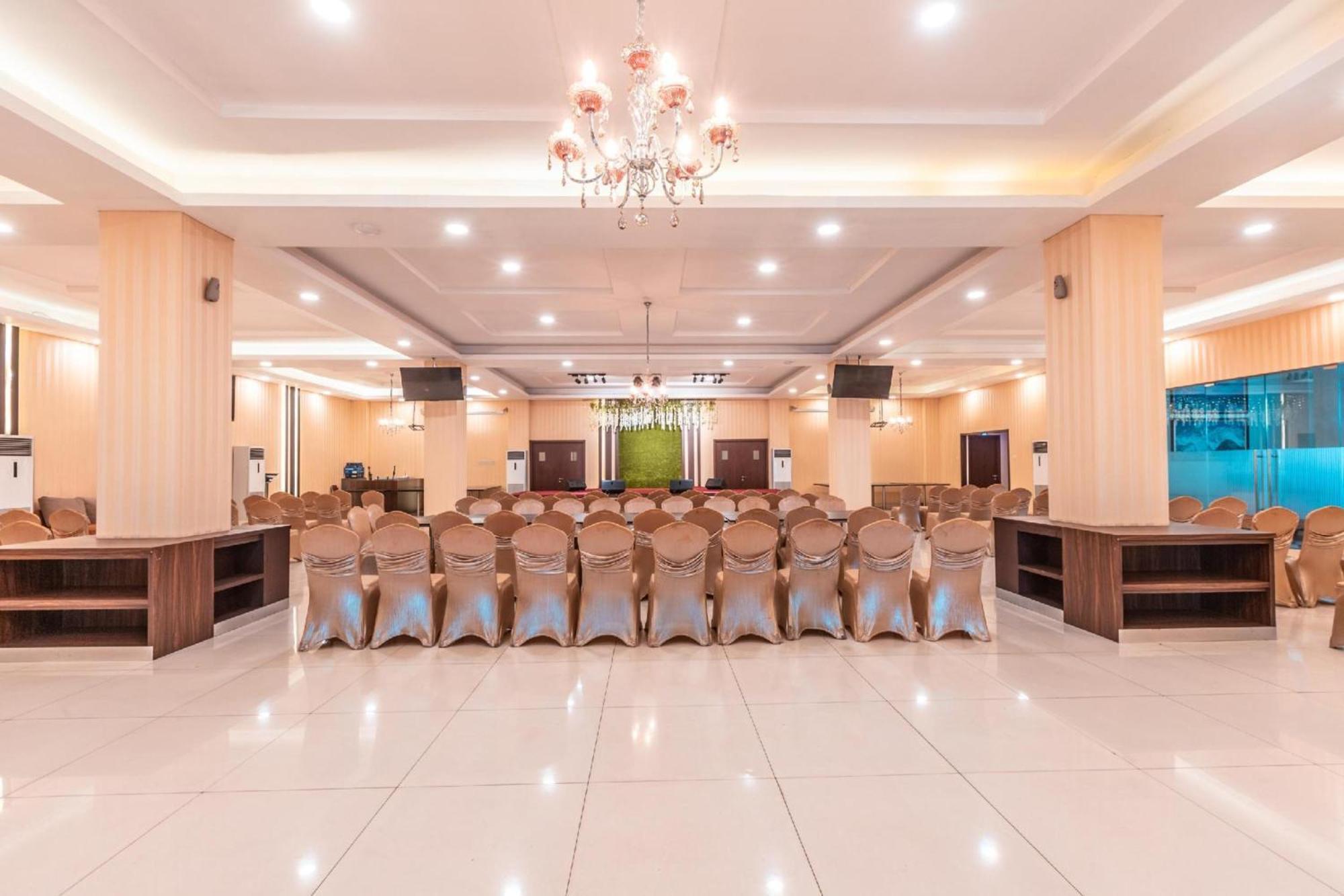 Collection O Hotel Igloo Bekasi Bagian luar foto